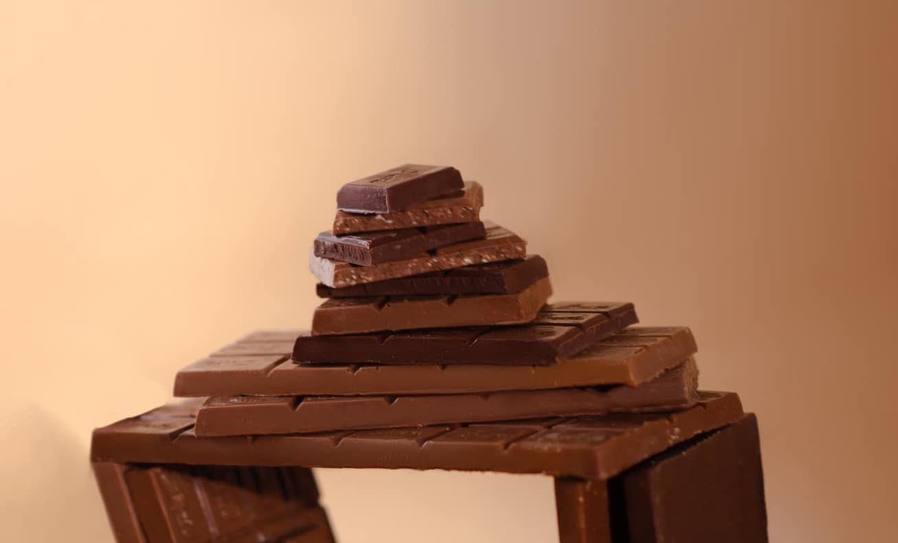 Tabletas de chocolate con leche y amargo apiladas en escalera